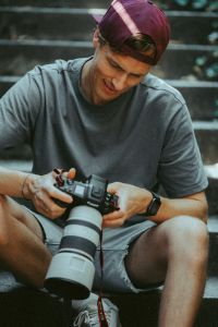 Marco Lemppenau sichtet Fotos