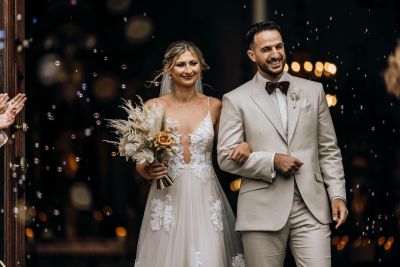 Frisch verheiratetes Paar verlässt die Kirche unter Seifenblasen – festlicher Moment voller Freude.