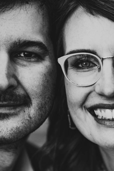 Künstlerisches Schwarz-Weiß-Porträt eines Paares, Nahaufnahme ihrer Gesichter mit starkem Kontrast.